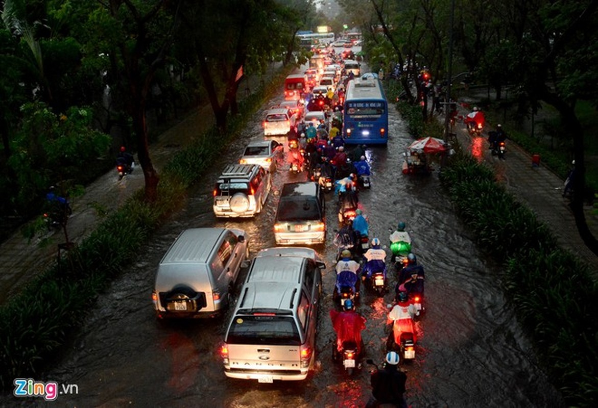 Anh ket xe o cua ngo san bay Tan Son Nhat do mua lon-Hinh-10